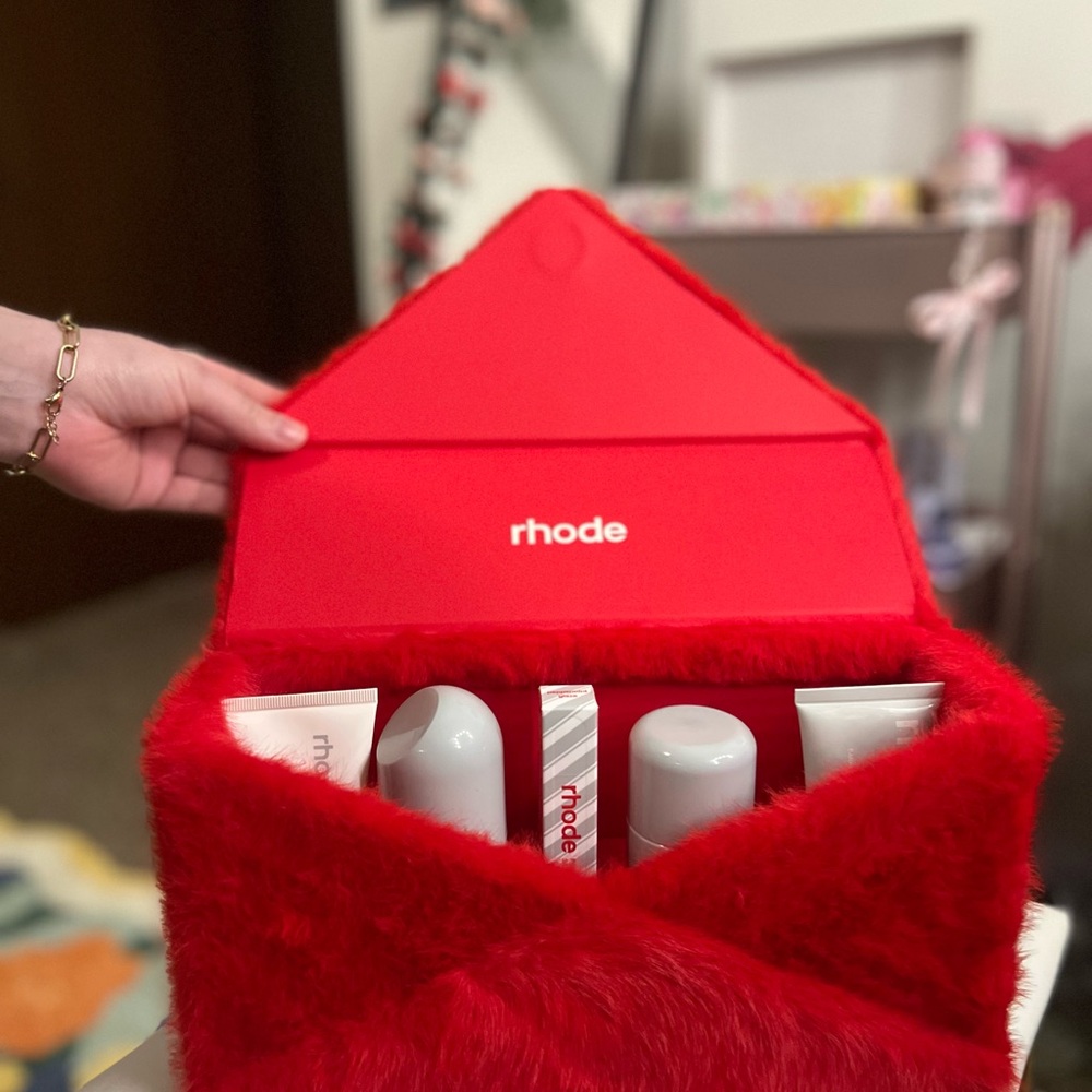 Rhode Red Furry Cosmetic Bag/Box